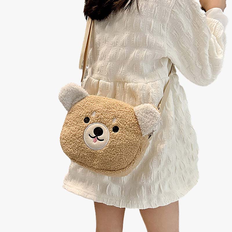 Mujer con falda llevando un bolso kawaii bandolera con forma de cabeza de osito en color caqui, suave y funcional