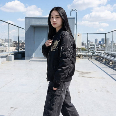 Mujer con una chaqueta sukajan de dragón japonés negra con el horizonte de Tokio de fondo