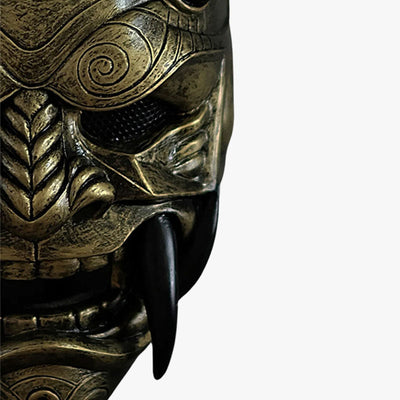 Descubra el Oni máscara tradicional de color dorado a la venta, cada pieza está hecha a mano con materiales de calidad, pintada y esculpida de forma única con cuernos y dientes negros afilados para reflejar los mitos. La máscara Oni tiene un fondo blanco.japoneses.