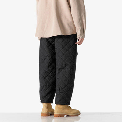 Hombre con pantalón cargo japonés streetwear, chaqueta crema y zapatillas amarillas