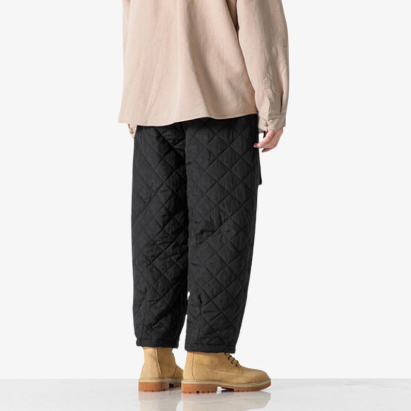 Hombre con pantalón cargo japonés streetwear, chaqueta crema y zapatillas amarillas
