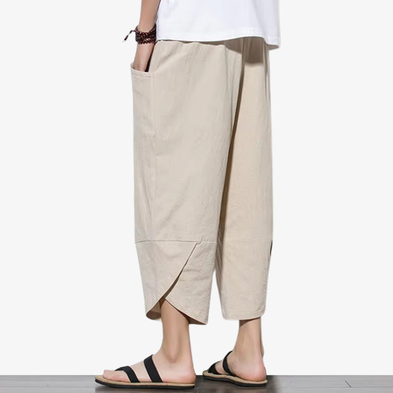 Pantalón japonés cropped para hombre que mezcla influencias culturales con un estilo casual contemporáneo