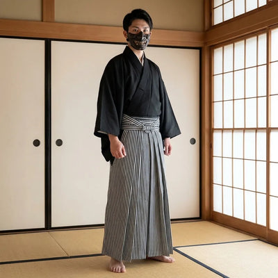 Pantalón hakama a rayas visto de perfil sobre superficie de tatami