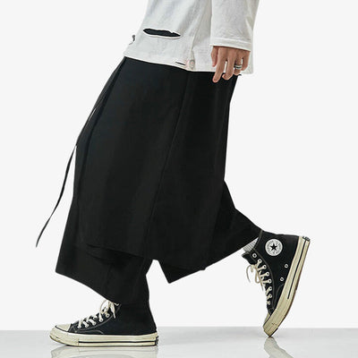 Consigue un look urbano y streetwear con este pantalon Hakama japones de color negro. Estos pantalones japoneses están inspirados en los pantalones tradicionales del kimono samurái.