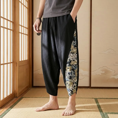 Pantalón harem japonés negro visto de frente