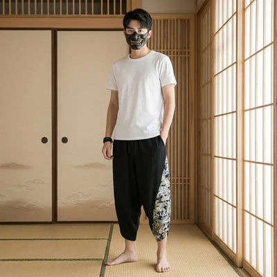 Pantalón Harem Japonés llevado por un hombre en una habitación japonesa tradicional, vista frontal