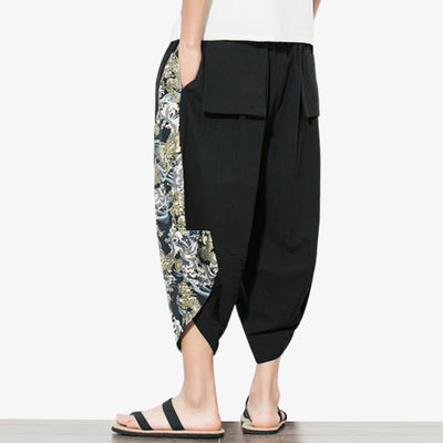 Hombre luciendo pantalón harem japonés de estilo streetwear