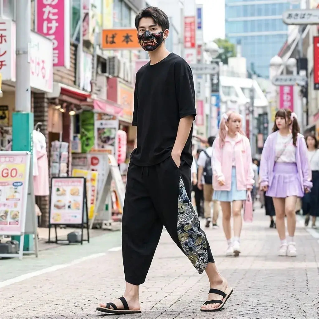 Pantalón Harem Japonés llevado por un hombre en una habitación japonesa tradicional, vista frontal