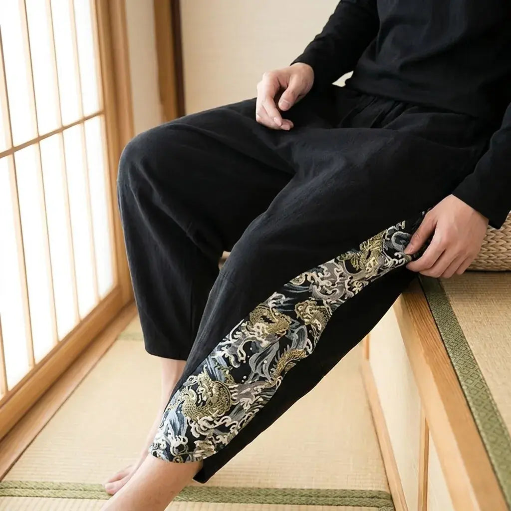 Pantalón Harem Japonés llevado por un hombre en una habitación japonesa tradicional, vista frontal