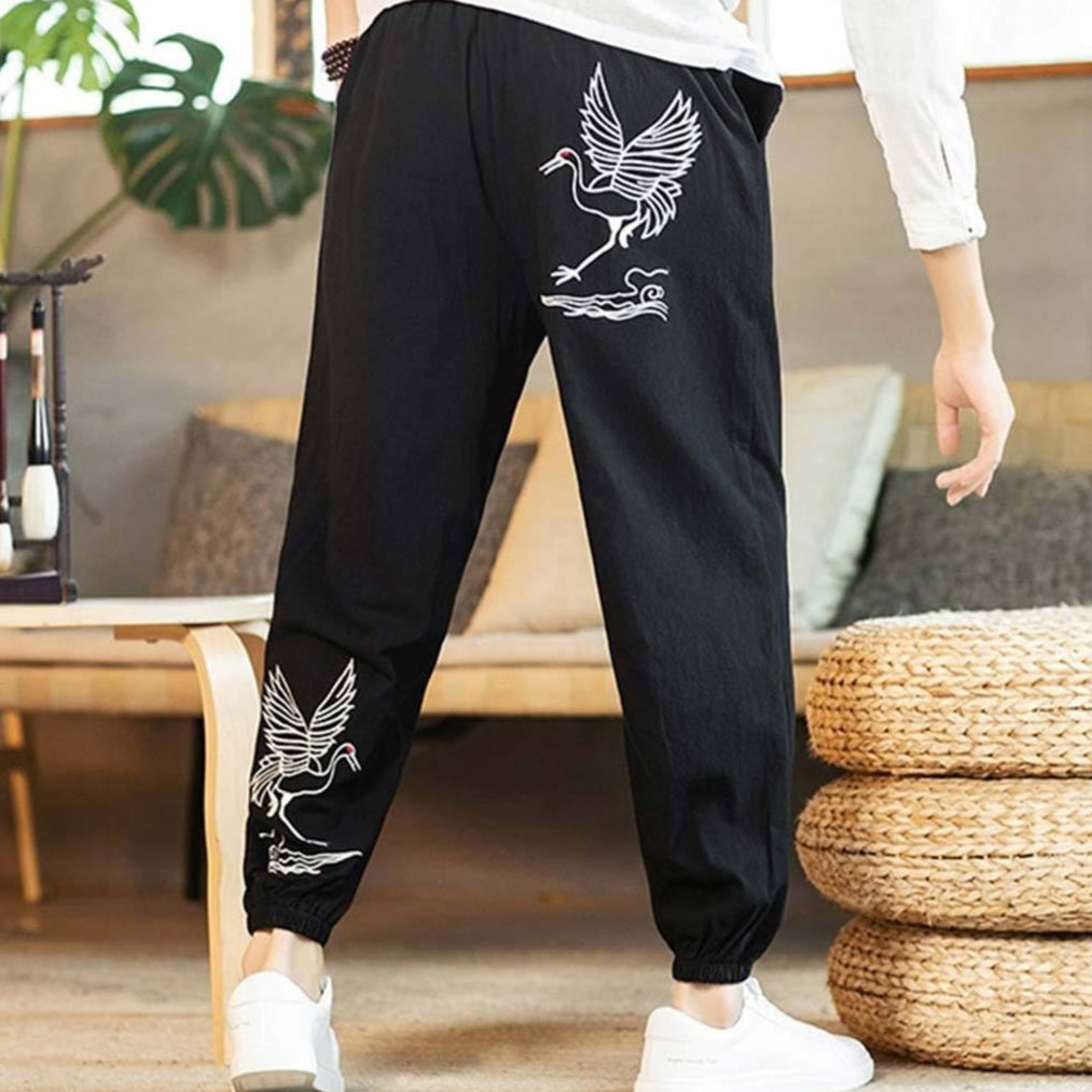 Pantalón japonés negro con grullas bordadas en la espalda