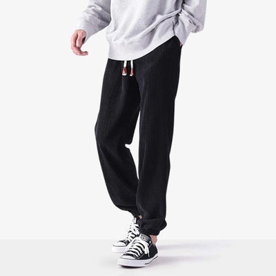 Pantalón de pana negro Biraki con corte holgado y tejido texturizado, inspirado en la prenda tradicional japonesa