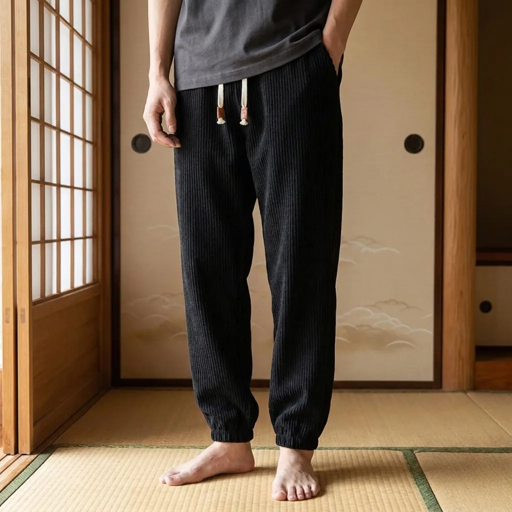 Pantalón de pana negro Biraki vista frontal con corte relajado