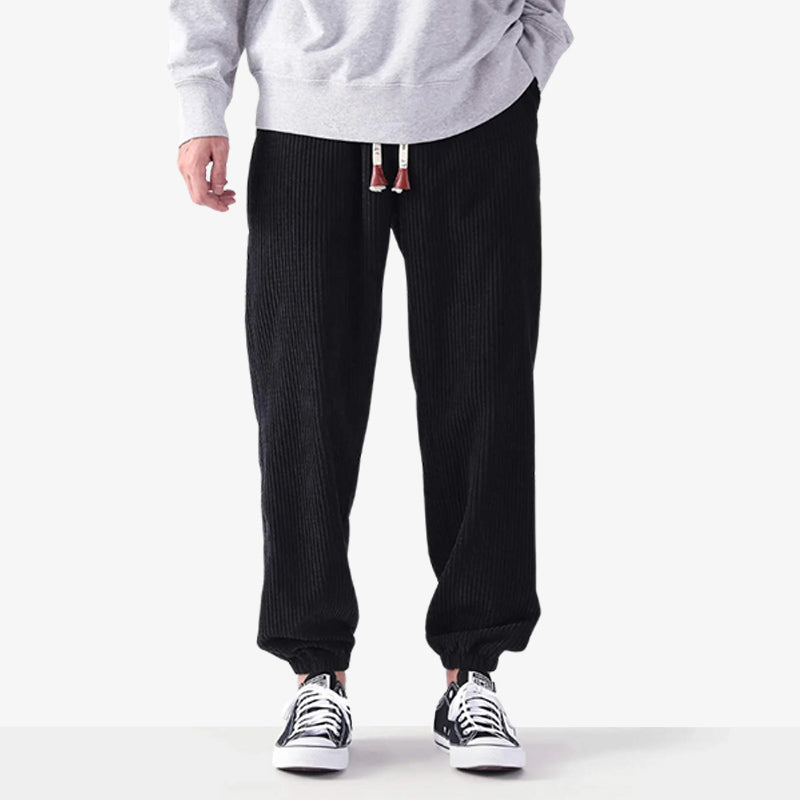 Pantalón de pana negro que combina un diseño elegante con estilo retro japonés