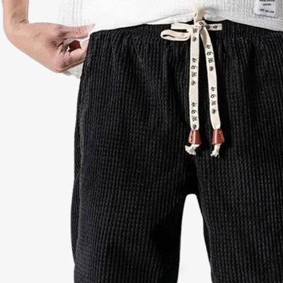 Pantalón de pana negro con siluetas de inspiración japonesa clásica y tejido suave de pana