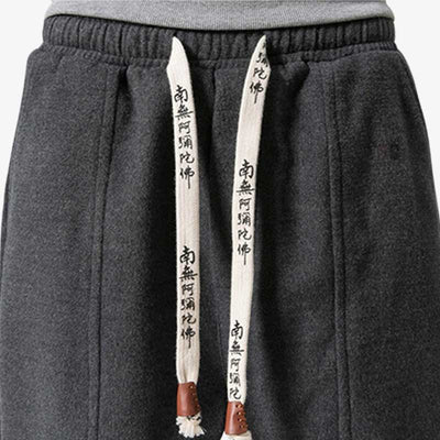 Bonitos pantalones cortos estilo ninja​ japones con un estampado kanji en el cordón.