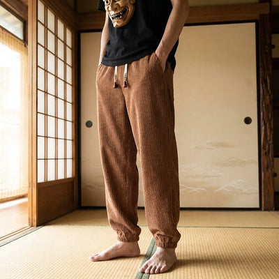 Pantalones japoneses de pana vistos de frente sobre fondo neutro