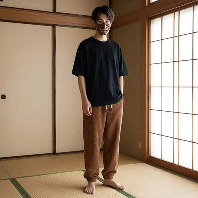 Detalle frontal de los pantalones japoneses de pana con corte holgado