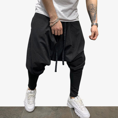 Hombre con pantalón cargo japonés streetwear, camiseta blanca y zapatillas