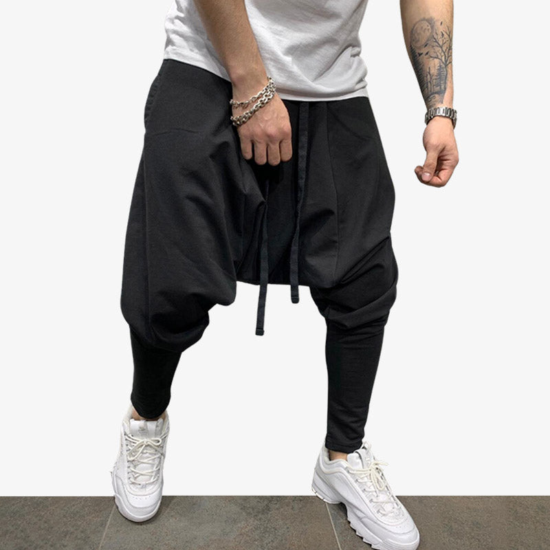 Hombre con pantalón cargo japonés streetwear, camiseta blanca y zapatillas
