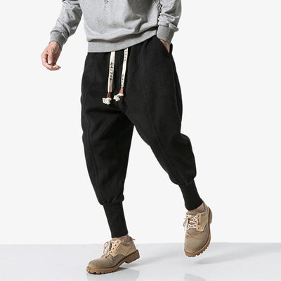 Pantalones Nikka japoneses en negro combinados con ropa streetwear y casual