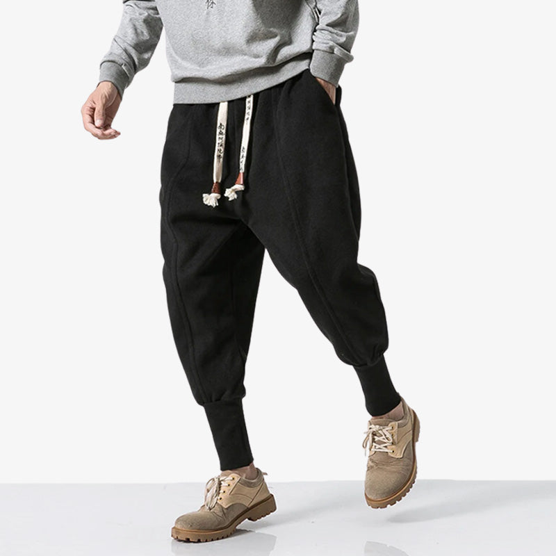 Pantalones Nikka japoneses en negro combinados con ropa streetwear y casual