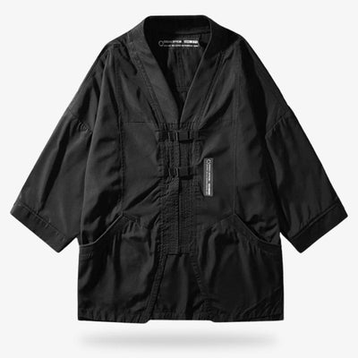 Esta parka techwear es negra. Es una chaqueta tipo kimono que se lleva con un estilo urbano japonés.