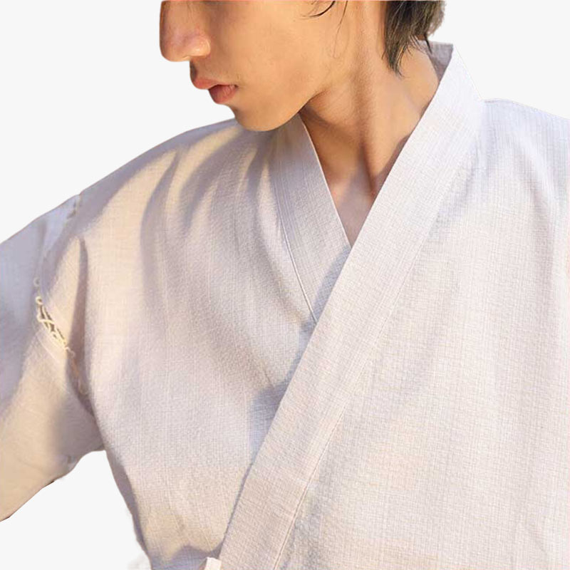 Un hombre con un pijama tradicional japones para hombre