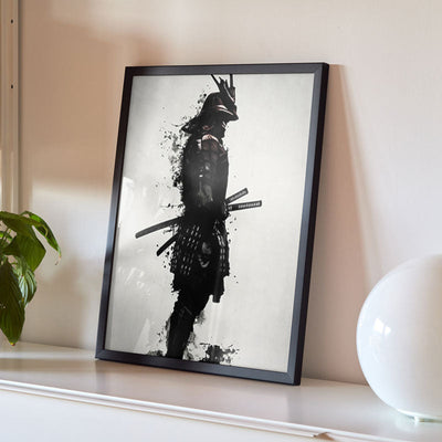 Póster samurai enmarcado en negro sobre una estantería