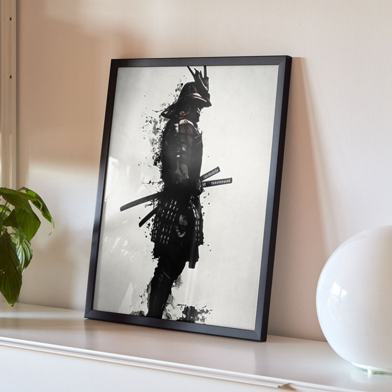 Póster samurai enmarcado en negro sobre una estantería