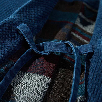 Prenda japonesa para capas casuales combinada con look moderno
