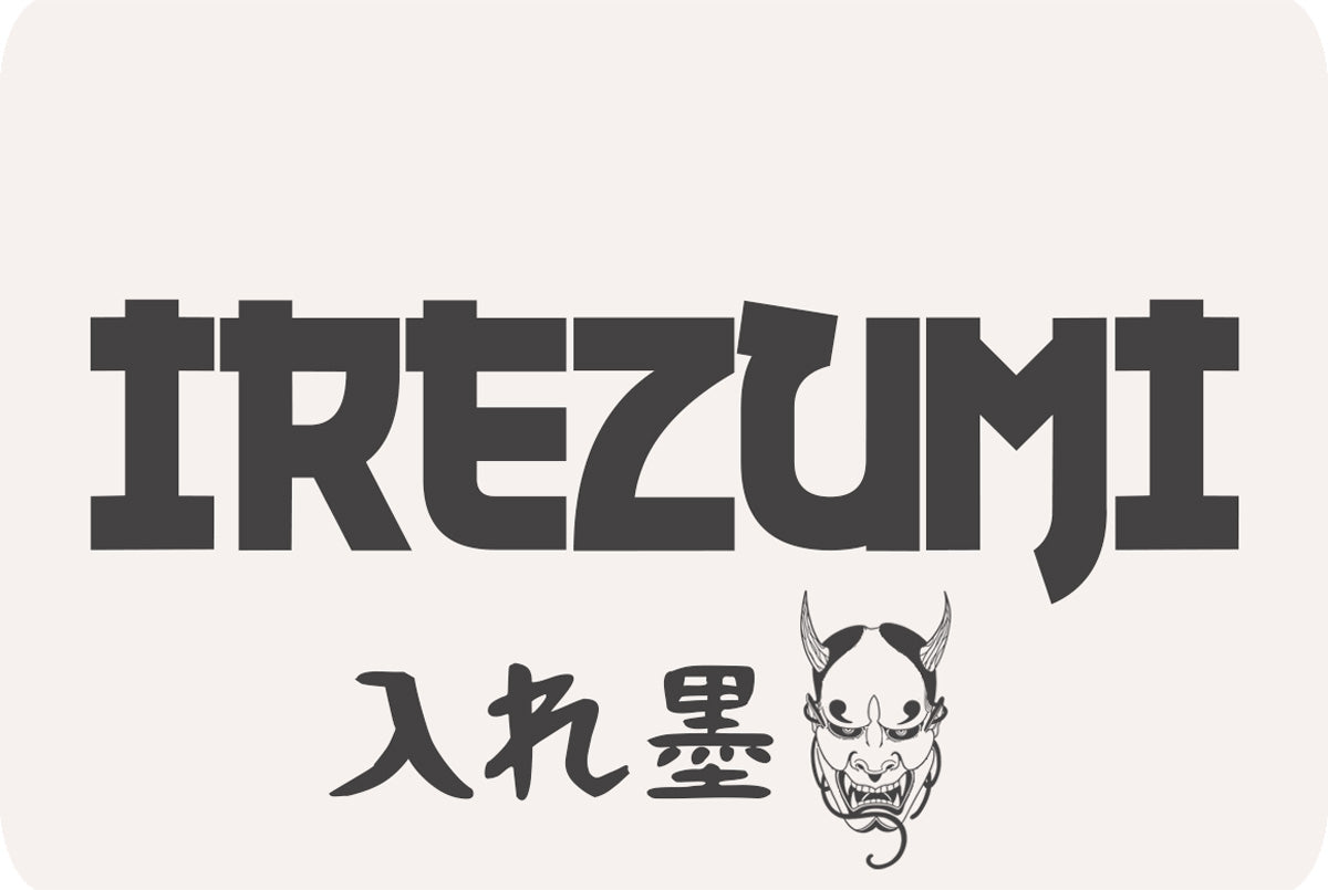 Una colección de productos japoneses para tatuajes flash, con estampado de máscara japonesa Oni y un kanji japonés que significa «irezumi».