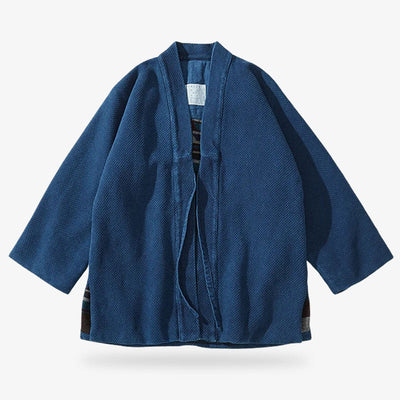 Chaqueta exterior japonesa minimalista en tono índigo sobre fondo neutro