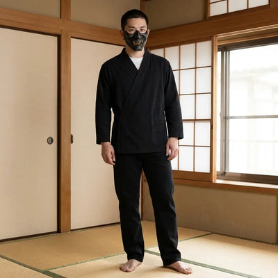 Hombre vistiendo ropa japonesa tradicional en un washitsu