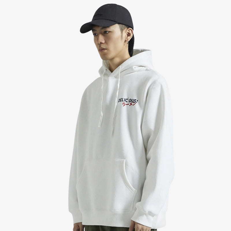 Ropa japonesa hombre estilo streetwear con gorra negra