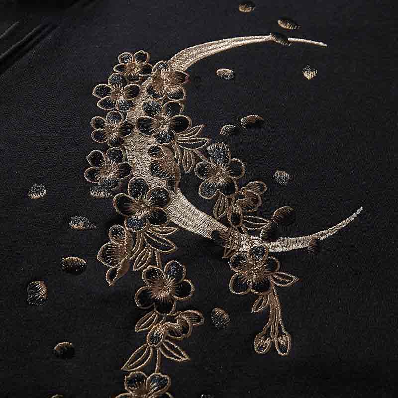 Ropa Sakura con hermosos diseños de flores de cerezo bordado sobre tela de algodón negro, confeccionada con tejido suave y transpirable, perfecta para dar un toque de elegancia japonesa.