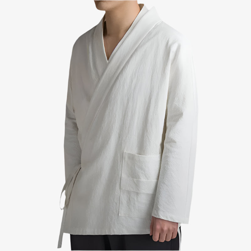 Camisa samue blanca de diseño atemporal en algodón y lino, usada para meditación o estilo minimalista