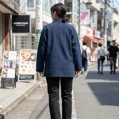 Samue Japonés Hombre llevado por una mujer en una habitación japonesa tradicional