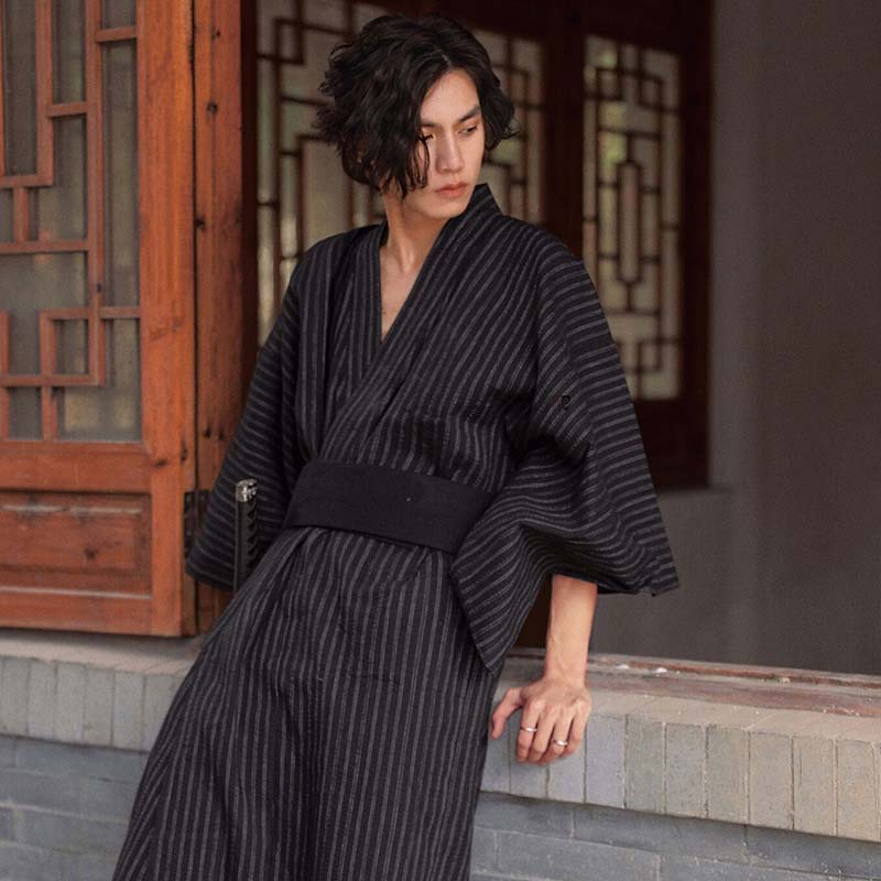 Samurái con kimono o yukata cerrado con un cinturón obi negro japonés para hombre, también llamado kimono obi