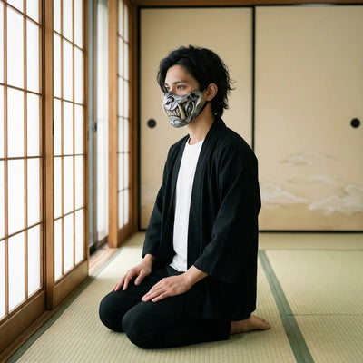 Mascara samurai oni vista de perfil, con la mejilla tallada y el colmillo de marfil, usada mientras se arrodilla sobre el tatami