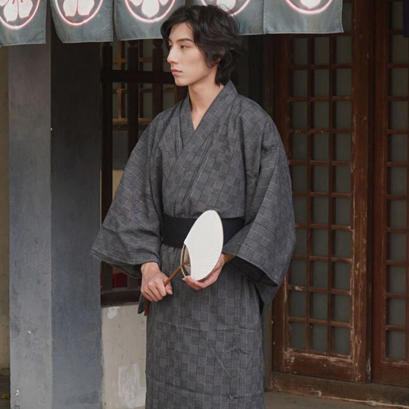 Samurai Yukata de cuerpo entero sobre modelo masculino