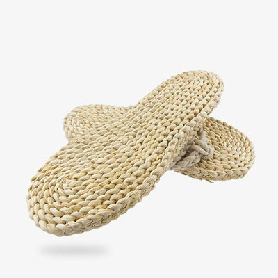 Sandalias de paja artesanales expuestas en un mercado tradicional