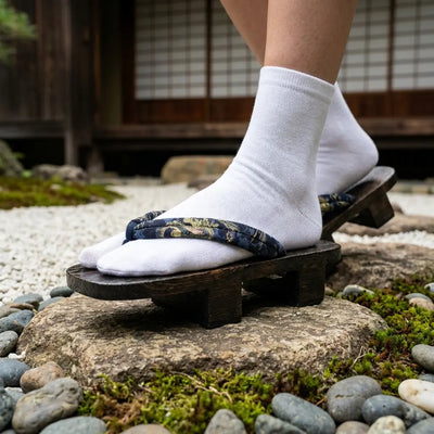 Sandalias geta dragón dorado