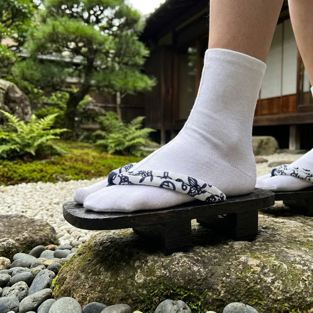 Primer plano de la veta de madera y el hanao blanco de una sandalia japonesa