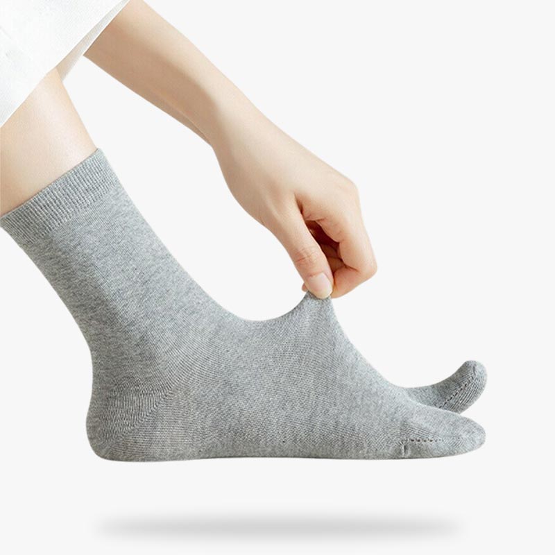 Sandalias geta japonesas combinadas con calcetines tabi
