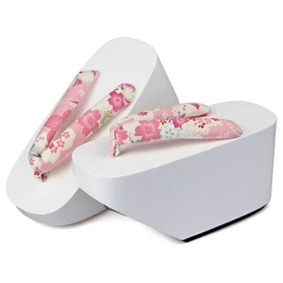 Sandalias geta de madera con tiras de algodón floral