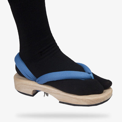 Sandalias geta de madera vistas desde los pies con correa de algodón