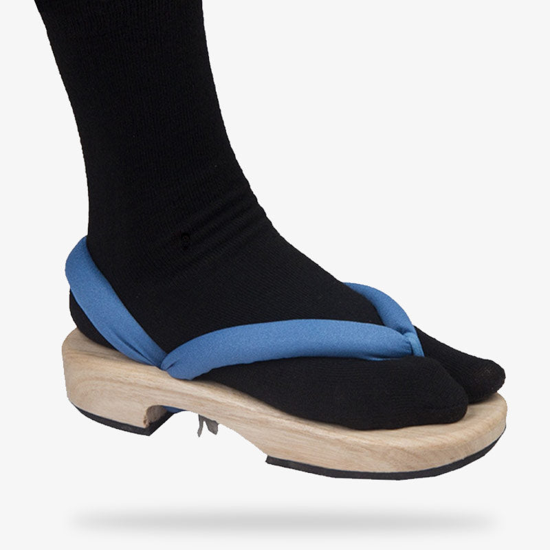 Sandalias geta de madera vistas desde los pies con correa de algodón