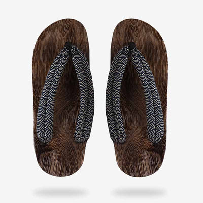 Sandalias japonesas de madera pulida, diseño tradicional con tiras de tela