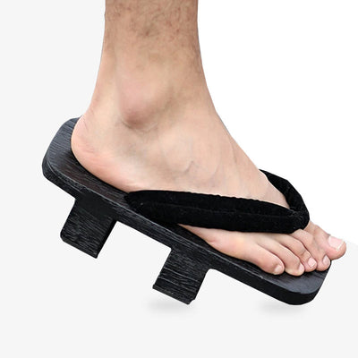Par de sandalias geta japonesas tradicionales de madera vistas de perfil