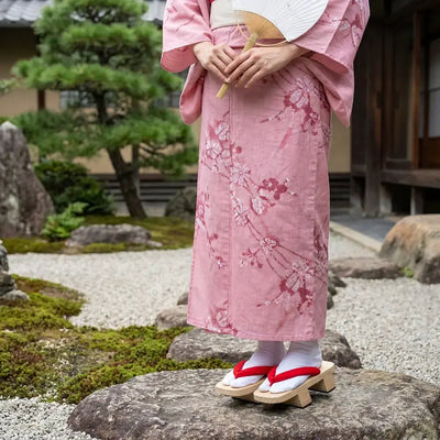 Sandalias Geta llevado por un hombre en una habitación japonesa tradicional, vista frontal